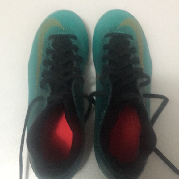 Youth Nike soccer shoes - Picture 3 of 5